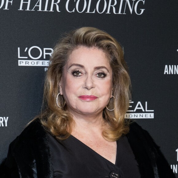 Catherine Deneuve au photocall du 110e anniversaire de l'Oréal Professionnel "La French - Art Of Hair Coloring au Carrousel du Louvre à Paris, France, le 24 mars 2019. © Cyril Moreau/Bestimage