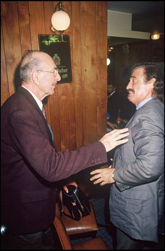 Jean-Pierre Marielle et Jean-Paul Belmondo au théâtre à Paris, le 16 octobre 1990. 