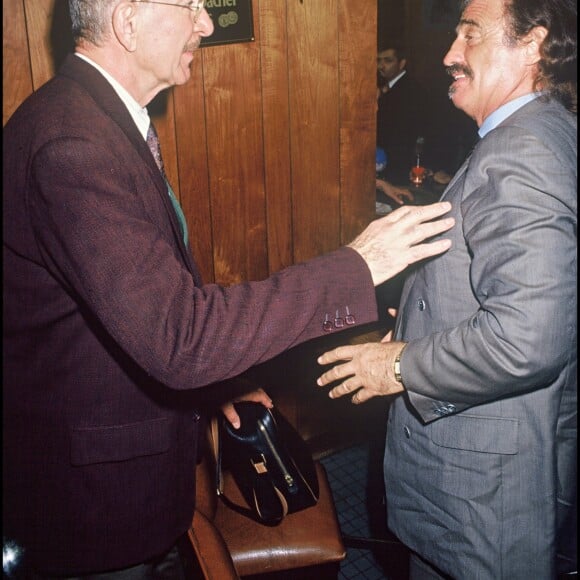 Jean-Pierre Marielle et Jean-Paul Belmondo au théâtre à Paris, le 16 octobre 1990. 