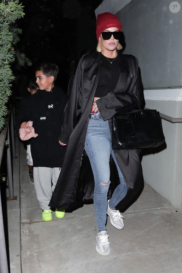 Khloé Kardashian et son neveu Mason - Les célébrités arrivent à la soirée d'anniversaire de Travis Scott aux Cinepolis Luxury Cinemas à Thousand Oaks. Le 25 avril 2019.