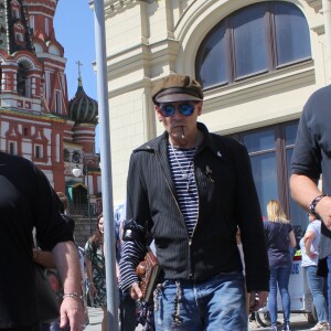 Exclusif - Johnny Depp se promène autour de la place Rouge à Moscou avant de se produire avec son groupe "The Hollywood Vampires" en Russie le 27 mai 2018.