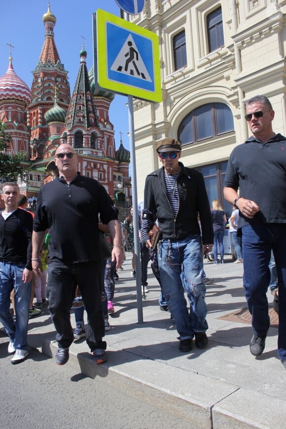 Exclusif - Johnny Depp se promène autour de la place Rouge à Moscou avant de se produire avec son groupe "The Hollywood Vampires" en Russie le 27 mai 2018.