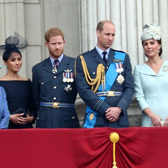 La reine Elisabeth II d'Angleterre, Meghan Markle, duchesse de Sussex (habillée en Dior Haute Couture par Maria Grazia Chiuri), le prince Harry, duc de Sussex, le prince William, duc de Cambridge, Kate Catherine Middleton, duchesse de Cambridge - La famille royale d'Angleterre lors de la parade aérienne de la RAF pour le centième anniversaire au palais de Buckingham à Londres. Le 10 juillet 2018