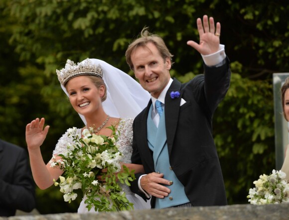 Lady Melissa Percy au bras de son père Lord Ralph Percy, duc de Northumberland, lors de son mariage avec Thomas van Straubenzee le 21 juin 2013 au château d'Alnwick.