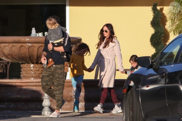 Exclusif - Megan Fox et Brian Austin Green emmènent leurs enfants Bodhi, Noah et Journey passer la journée chez Color Me Mine à Los Angeles, le 17 février 2019