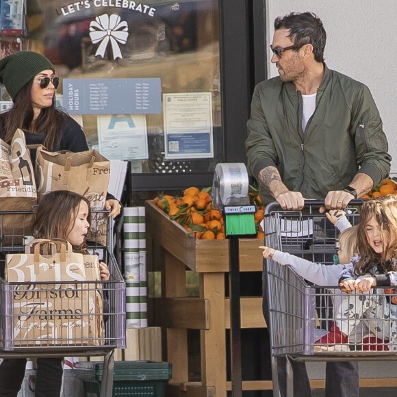 Exclusif - Megan Fox, Brian Austin Green et leurs enfants font des courses avant les fêtes de Noël à Los Angeles le 23 décembre 2018.