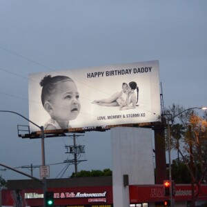 Kylie Jenner et sa fille Stormi souhaitent un joyeux anniversaire à Travis Scott (27 ans le 30 avril) sur un panneau publicitaire au croisement des boulevards Santa Monica et La Cienega. Le 26 avril 2019.