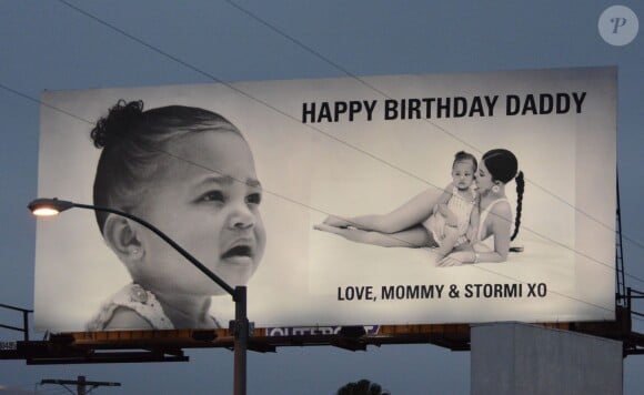 Kylie Jenner et sa fille Stormi souhaitent un joyeux anniversaire à Travis Scott (27 ans le 30 avril) sur un panneau publicitaire au croisement des boulevards Santa Monica et La Cienega. Le 26 avril 2019.