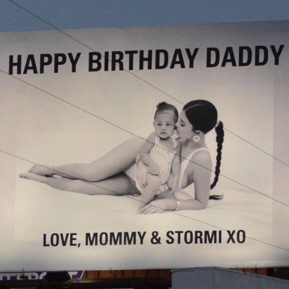 Kylie Jenner et sa fille Stormi souhaitent un joyeux anniversaire à Travis Scott (27 ans le 30 avril) sur un panneau publicitaire au croisement des boulevards Santa Monica et La Cienega. Le 26 avril 2019.