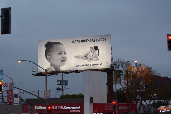 Kylie Jenner et sa fille Stormi souhaitent un joyeux anniversaire à Travis Scott (27 ans le 30 avril) sur un panneau publicitaire au croisement des boulevards Santa Monica et La Cienega. Le 26 avril 2019.