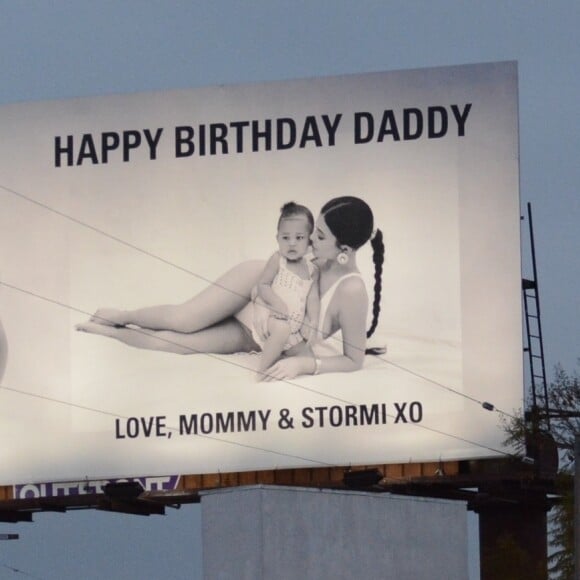 Kylie Jenner et sa fille Stormi souhaitent un joyeux anniversaire à Travis Scott (27 ans le 30 avril) sur un panneau publicitaire au croisement des boulevards Santa Monica et La Cienega. Le 26 avril 2019.