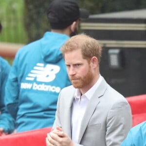 Le prince Harry, duc de Sussex, a fait une apparition surprise au marathon de Londres pour remettre des médailles le 28 avril 2019, alors que l'accouchement de sa femme la duchesse Meghan était imminent.