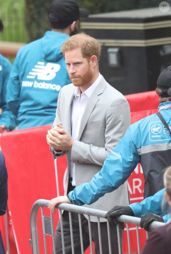 Le prince Harry, duc de Sussex, a fait une apparition surprise au marathon de Londres pour remettre des médailles le 28 avril 2019, alors que l'accouchement de sa femme la duchesse Meghan était imminent.