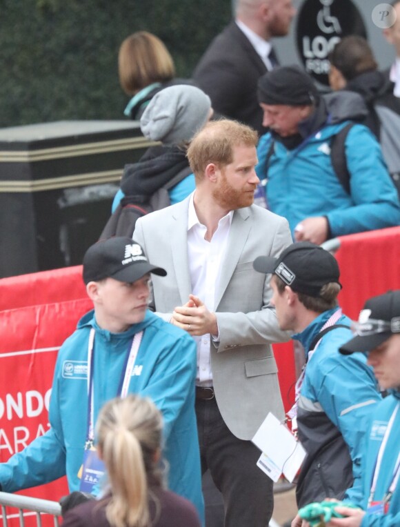 Le prince Harry, duc de Sussex, a fait une apparition surprise au marathon de Londres pour remettre des médailles le 28 avril 2019, alors que l'accouchement de sa femme la duchesse Meghan était imminent.