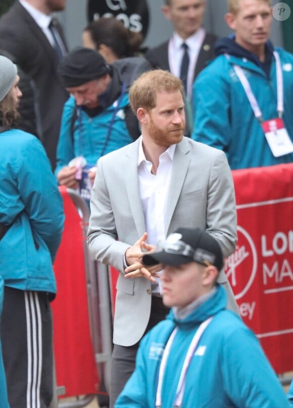 Le prince Harry, duc de Sussex, a fait une apparition surprise au marathon de Londres pour remettre des médailles le 28 avril 2019, alors que l'accouchement de sa femme la duchesse Meghan était imminent.