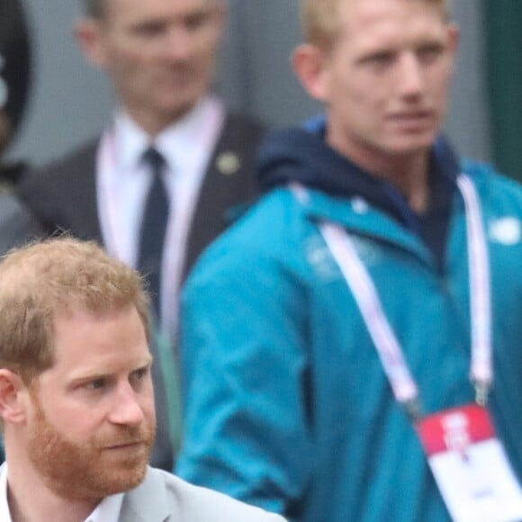 Le prince Harry, duc de Sussex, a fait une apparition surprise au marathon de Londres pour remettre des médailles le 28 avril 2019, alors que l'accouchement de sa femme la duchesse Meghan était imminent.