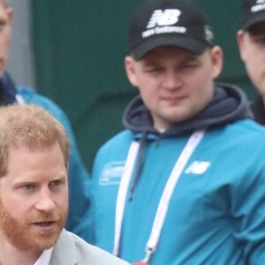 Le prince Harry, duc de Sussex, a fait une apparition surprise au marathon de Londres pour remettre des médailles le 28 avril 2019, alors que l'accouchement de sa femme la duchesse Meghan était imminent.