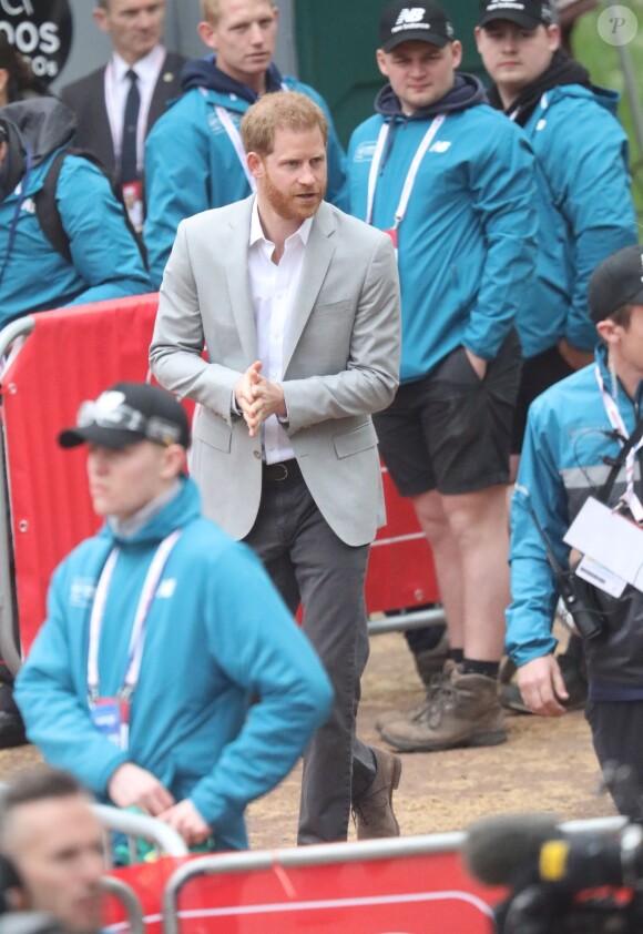 Le prince Harry, duc de Sussex, a fait une apparition surprise au marathon de Londres pour remettre des médailles le 28 avril 2019, alors que l'accouchement de sa femme la duchesse Meghan était imminent.