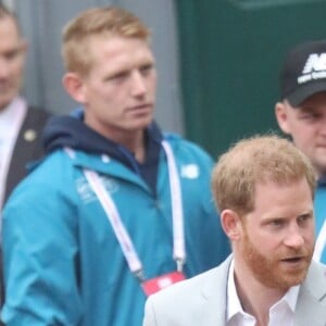 Le prince Harry, duc de Sussex, a fait une apparition surprise au marathon de Londres pour remettre des médailles le 28 avril 2019, alors que l'accouchement de sa femme la duchesse Meghan était imminent.