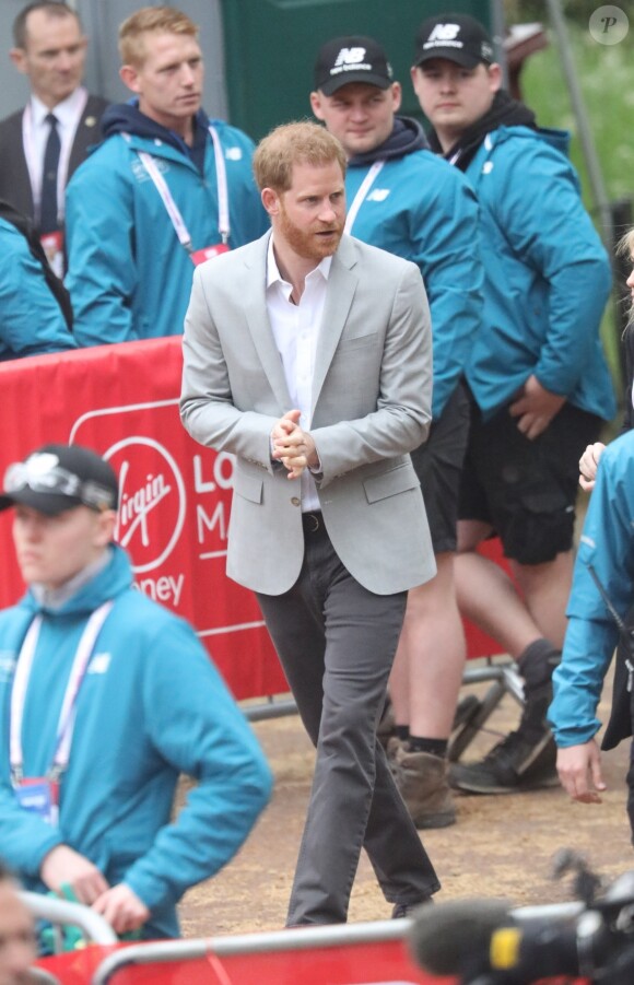 Le prince Harry, duc de Sussex, a fait une apparition surprise au marathon de Londres pour remettre des médailles le 28 avril 2019, alors que l'accouchement de sa femme la duchesse Meghan était imminent.