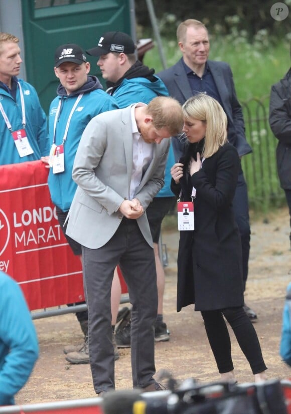 Le prince Harry, duc de Sussex, a fait une apparition surprise au marathon de Londres pour remettre des médailles le 28 avril 2019, alors que l'accouchement de sa femme la duchesse Meghan était imminent.