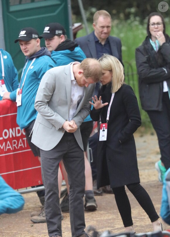 Le prince Harry, duc de Sussex, a fait une apparition surprise au marathon de Londres pour remettre des médailles le 28 avril 2019, alors que l'accouchement de sa femme la duchesse Meghan était imminent.