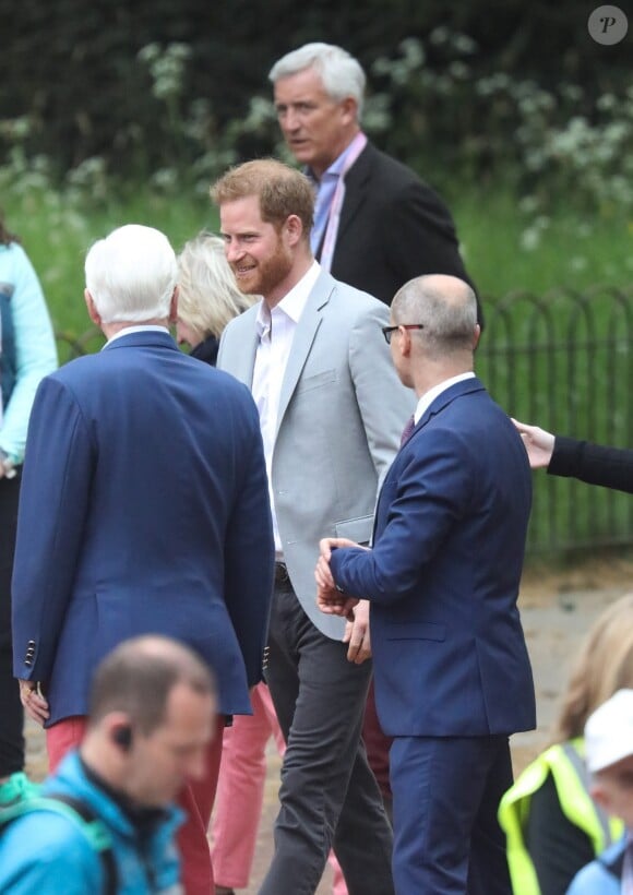 Le prince Harry, duc de Sussex, a fait une apparition surprise au marathon de Londres pour remettre des médailles le 28 avril 2019, alors que l'accouchement de sa femme la duchesse Meghan était imminent.