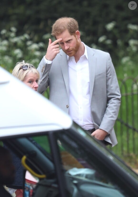 Le prince Harry, duc de Sussex, a fait une apparition surprise au marathon de Londres pour remettre des médailles le 28 avril 2019, alors que l'accouchement de sa femme la duchesse Meghan était imminent.