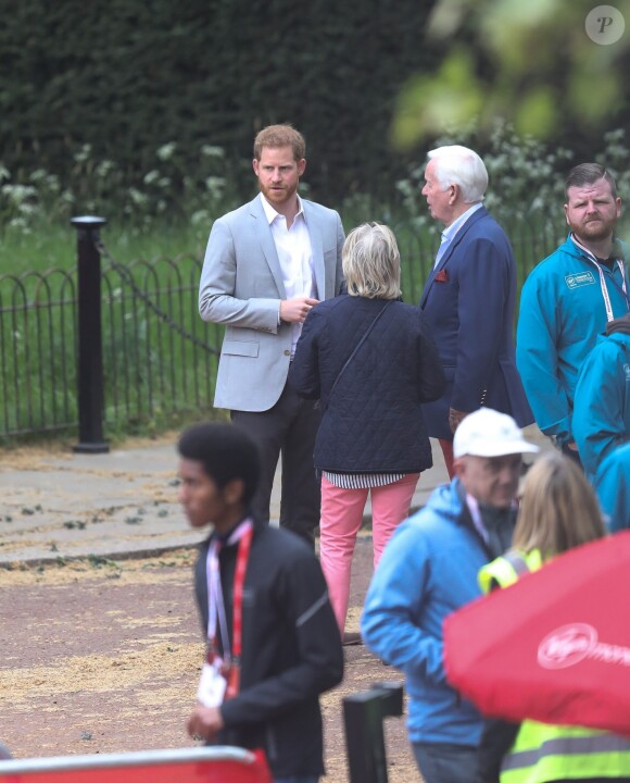 Le prince Harry, duc de Sussex, a fait une apparition surprise au marathon de Londres pour remettre des médailles le 28 avril 2019, alors que l'accouchement de sa femme la duchesse Meghan était imminent.