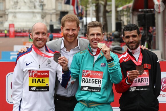 Le prince Harry, duc de Sussex, a fait une apparition au marathon de Londres pour remettre des médailles le 28 avril 2019, alors que la naissance de son premier enfant avec sa femme la duchesse Meghan était imminent.