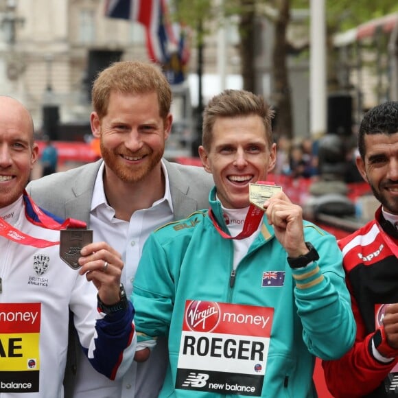 Le prince Harry, duc de Sussex, a fait une apparition au marathon de Londres pour remettre des médailles le 28 avril 2019, alors que la naissance de son premier enfant avec sa femme la duchesse Meghan était imminent.