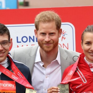 Le prince Harry, duc de Sussex, a fait une apparition au marathon de Londres pour remettre des médailles le 28 avril 2019, alors que la naissance de son premier enfant avec sa femme la duchesse Meghan était imminent.