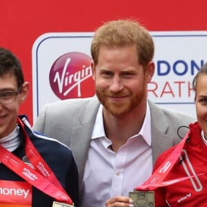 Le prince Harry, duc de Sussex, a fait une apparition au marathon de Londres pour remettre des médailles le 28 avril 2019, alors que la naissance de son premier enfant avec sa femme la duchesse Meghan était imminent.