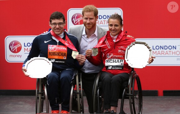 Le prince Harry, duc de Sussex, a fait une apparition au marathon de Londres pour remettre des médailles le 28 avril 2019, alors que la naissance de son premier enfant avec sa femme la duchesse Meghan était imminent.