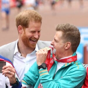 Le prince Harry, duc de Sussex, a fait une apparition au marathon de Londres pour remettre des médailles le 28 avril 2019, alors que la naissance de son premier enfant avec sa femme la duchesse Meghan était imminent.