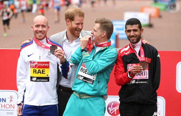 Le prince Harry, duc de Sussex, a fait une apparition au marathon de Londres pour remettre des médailles le 28 avril 2019, alors que la naissance de son premier enfant avec sa femme la duchesse Meghan était imminent.