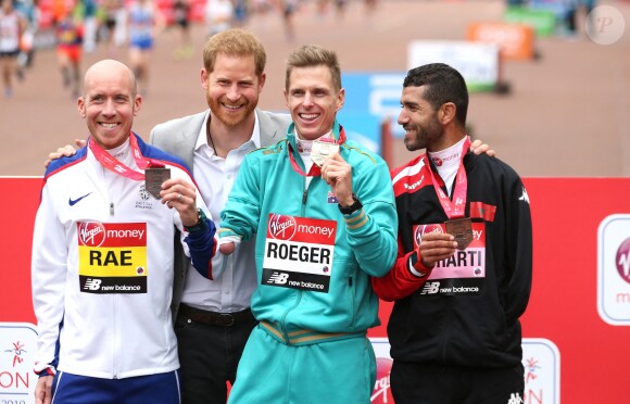 Le prince Harry, duc de Sussex, a fait une apparition au marathon de Londres pour remettre des médailles le 28 avril 2019, alors que la naissance de son premier enfant avec sa femme la duchesse Meghan était imminent.