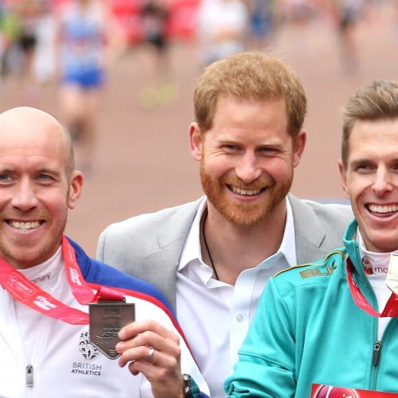 Le prince Harry, duc de Sussex, a fait une apparition au marathon de Londres pour remettre des médailles le 28 avril 2019, alors que la naissance de son premier enfant avec sa femme la duchesse Meghan était imminent.