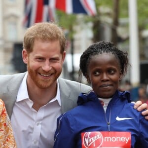 Le prince Harry, duc de Sussex, pose avec les vainqueurs du marathon de Londres, les Kényans Eliud Kipchoge et Brigid Kosgei, le 28 avril 2019, alors que la naissance de son premier enfant avec sa femme la duchesse Meghan était imminent.