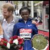 Le prince Harry, duc de Sussex, pose avec les vainqueurs du marathon de Londres, les Kényans Eliud Kipchoge et Brigid Kosgei, le 28 avril 2019, alors que la naissance de son premier enfant avec sa femme la duchesse Meghan était imminent.