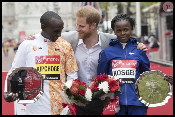 Le prince Harry, duc de Sussex, pose avec les vainqueurs du marathon de Londres, les Kényans Eliud Kipchoge et Brigid Kosgei, le 28 avril 2019, alors que la naissance de son premier enfant avec sa femme la duchesse Meghan était imminent.