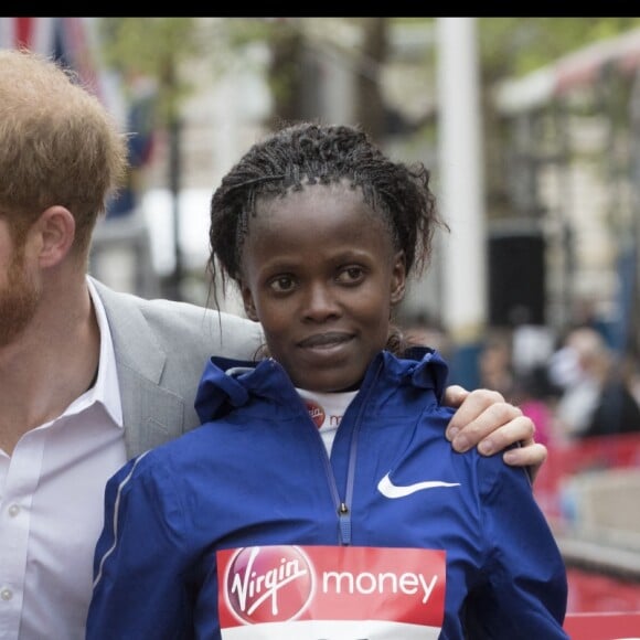 Le prince Harry, duc de Sussex, pose avec les vainqueurs du marathon de Londres, les Kényans Eliud Kipchoge et Brigid Kosgei, le 28 avril 2019, alors que la naissance de son premier enfant avec sa femme la duchesse Meghan était imminent.