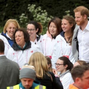 Le prince Harry, duc de Sussex, a fait une apparition au marathon de Londres pour remettre des médailles le 28 avril 2019, alors que la naissance de son premier enfant avec sa femme la duchesse Meghan était imminent.