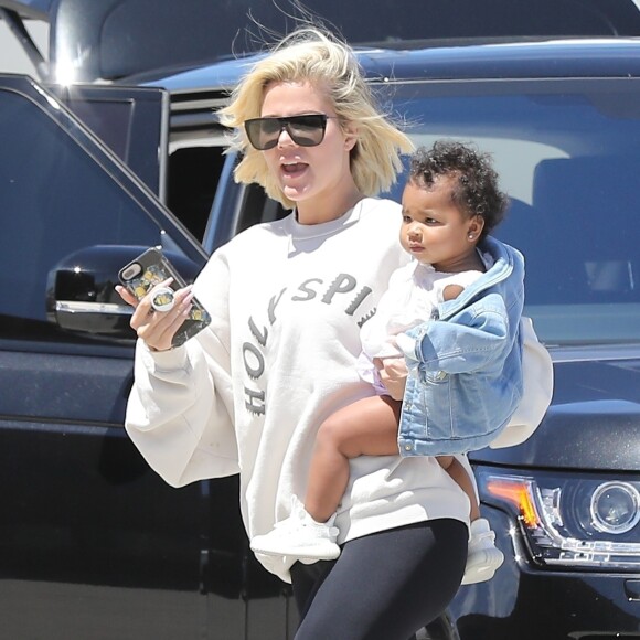 Exclusif - Khloé Kardashian porte sa fille True dans ses bras à son arrivée à Van Nuys en provenance de Palm Springs le 23 avril 2019