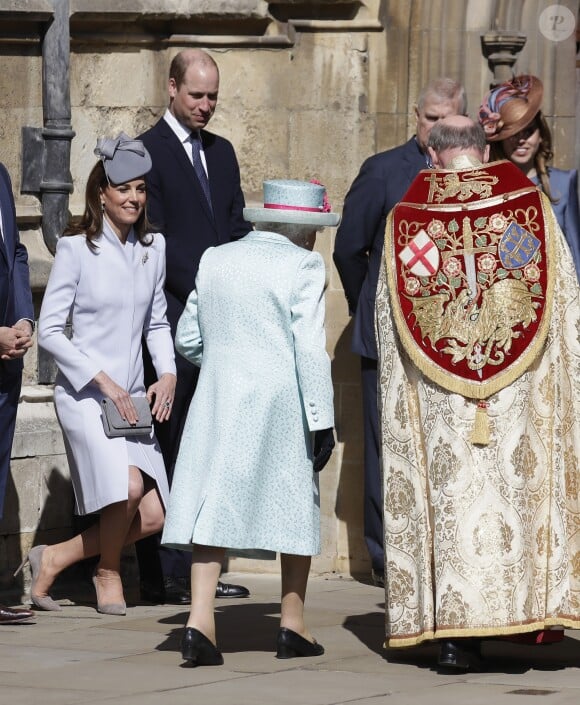 Le prince William, duc de Cambridge, et Catherine (Kate) Middleton, duchesse de Cambridge, le prince Andrew, duc d'York, la princesse Beatrice d'York et la reine Elisabeth II d'Angleterre, arrivent pour assister à la messe de Pâques à la chapelle Saint-Georges du château de Windsor, le 21 avril 2019.