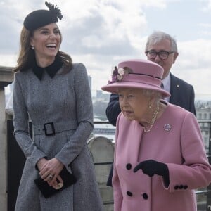 La reine Elisabeth II d'Angleterre et Kate Catherine Middleton, duchesse de Cambridge, lors de l'inauguration de la "Bush House" à Londres. Le 19 mars 2019