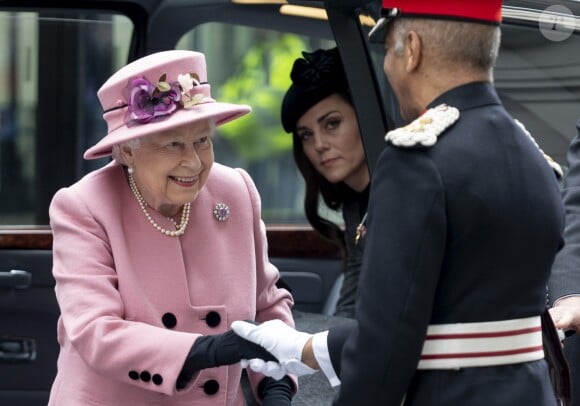 La reine Elisabeth II d'Angleterre, accompagnée par Catherine Kate Middleton, duchesse de Cambridge, à son arrivée à la "Bush House" à Londres le 19 mars 2019.