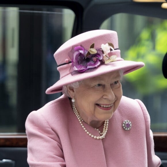 La reine Elisabeth II d'Angleterre, accompagnée par Catherine Kate Middleton, duchesse de Cambridge, à son arrivée à la "Bush House" à Londres le 19 mars 2019.