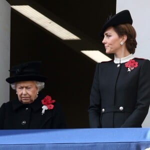 Camilla Parker Bowles, duchesse de Cornouailles, la reine Elisabeth II d'Angleterre et Catherine (Kate) Middleton, duchesse de Cambridge lors de la cérémonie du centenaire de l'armistice du 11 novembre 1918 au palais de Whitehall à Londres, Royaume Uni, le 11 novembre 2018.