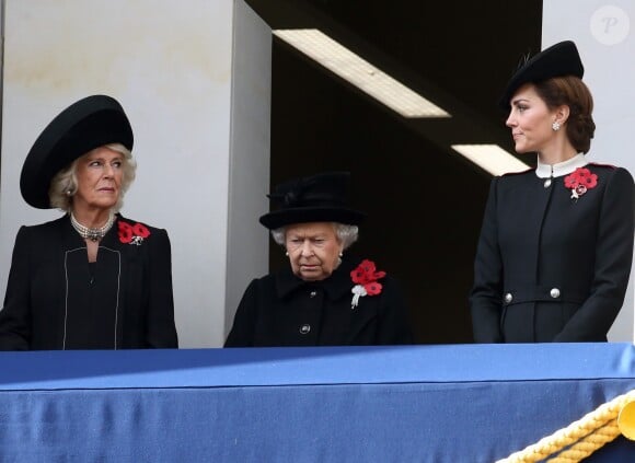 Camilla Parker Bowles, duchesse de Cornouailles, la reine Elisabeth II d'Angleterre et Catherine (Kate) Middleton, duchesse de Cambridge lors de la cérémonie du centenaire de l'armistice du 11 novembre 1918 au palais de Whitehall à Londres, Royaume Uni, le 11 novembre 2018.